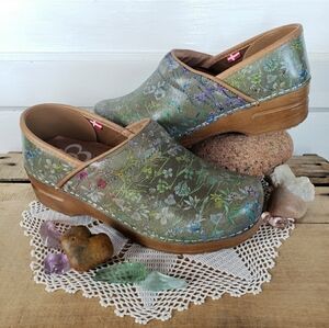 Moss SANITA Dansko Pro Clogs Floral Fern Honey Sage Suede Cottage Boho 7.5-8